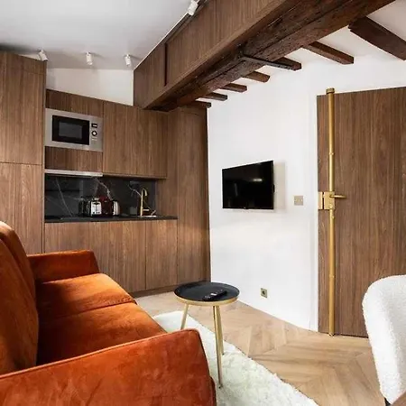 Studio In The Heart Of Montmartre Parigi